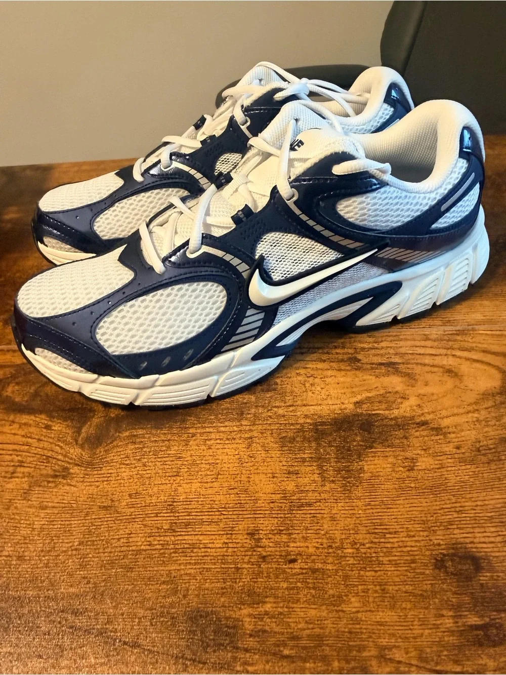 Nike Men’s V5 RNR Athletic Shoes - White & Navy 12M